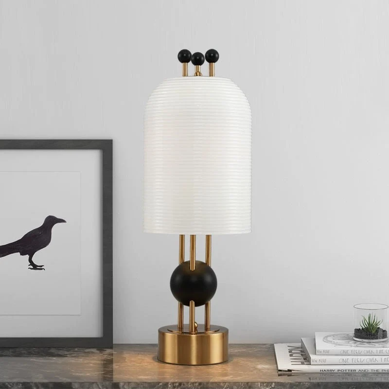 Moderne dekorative Tischlampe mit geometrischem Design