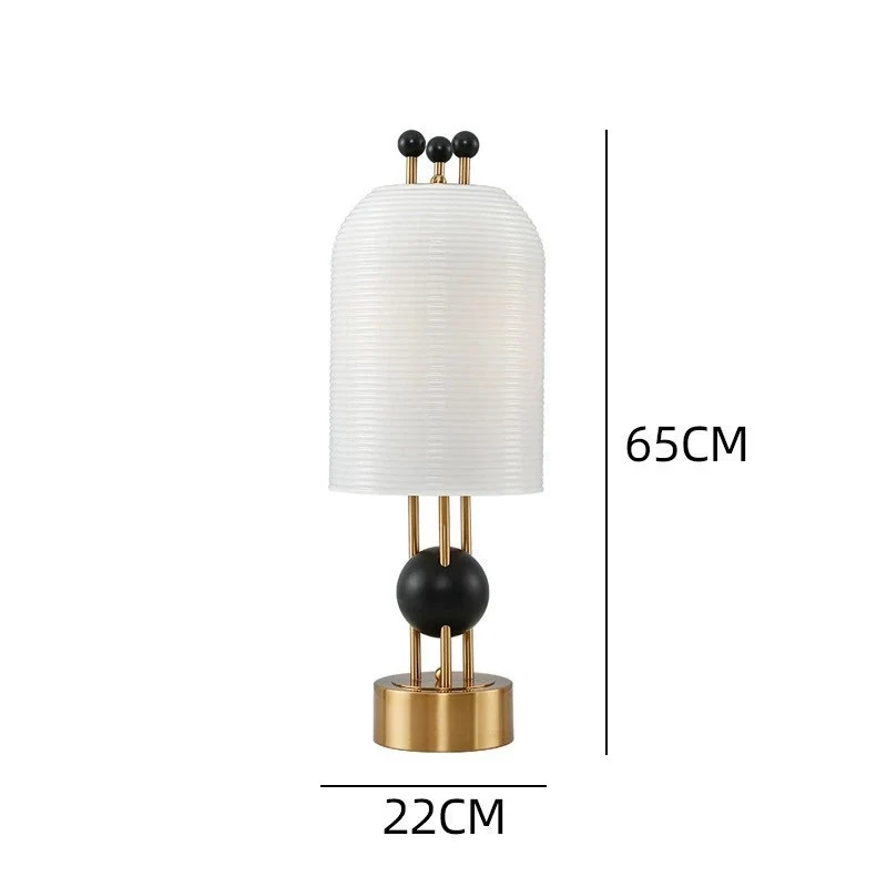 Moderne dekorative Tischlampe mit geometrischem Design