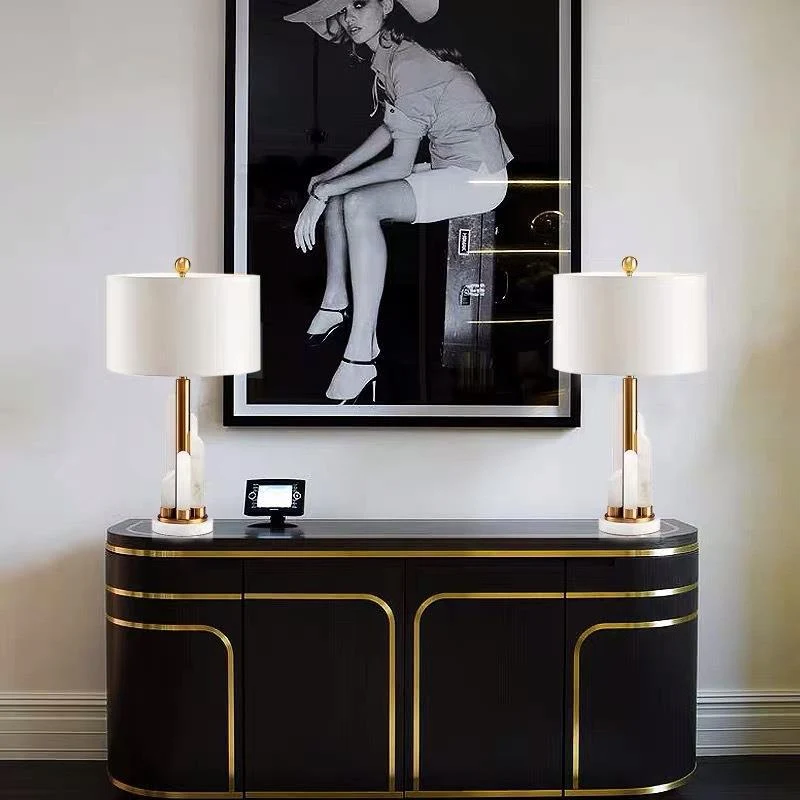 Moderne dekorative Tischlampe mit elegantem Steinfuß