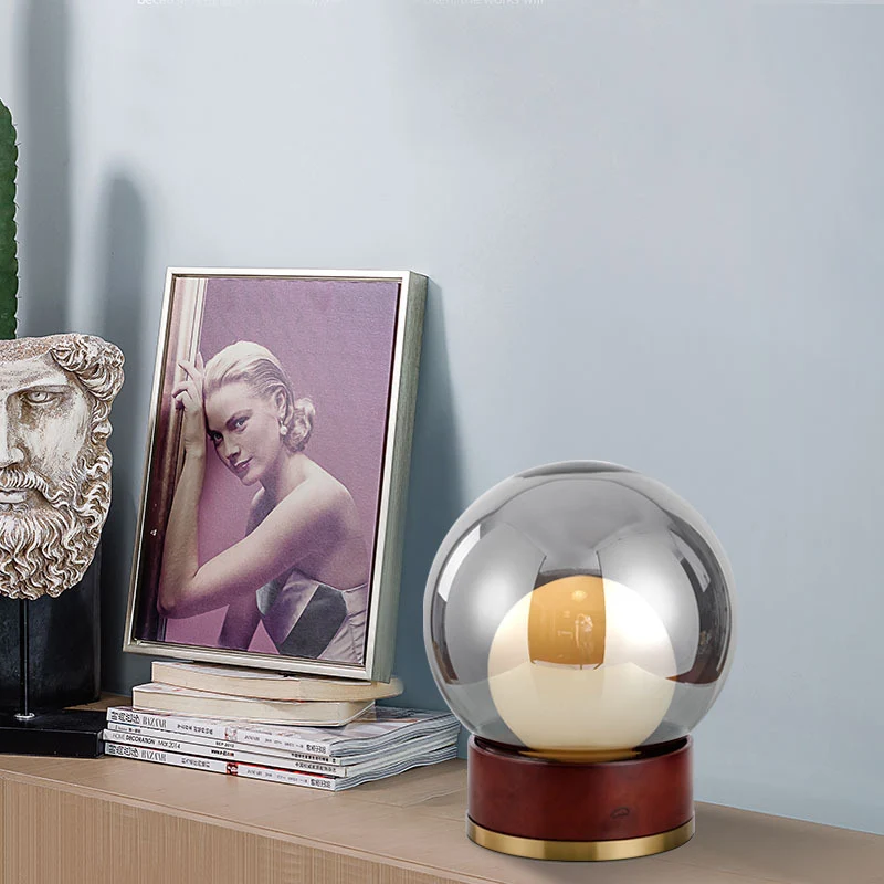 Moderne Glas Tischlampe mit Holzfuß und goldenen Akzenten