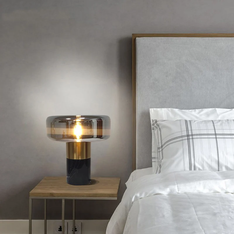 Moderne Tischlampe aus Glas mit goldenen Akzenten