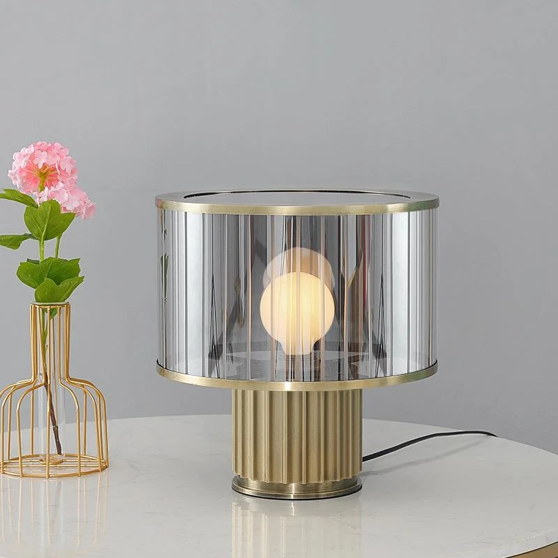 Moderne Tischlampe aus Glas mit eleganter gerippter Basis