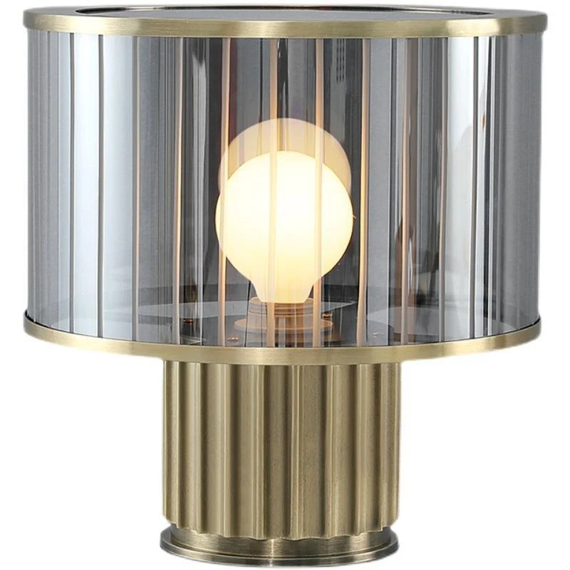 Moderne Tischlampe aus Glas mit eleganter gerippter Basis