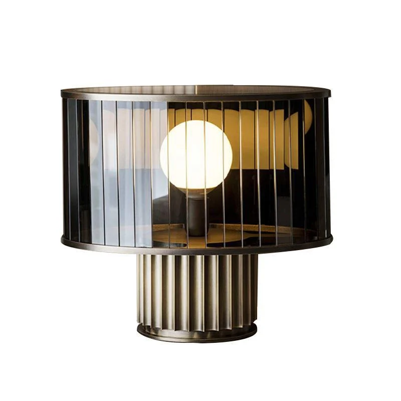 Moderne Tischlampe aus Glas mit eleganter gerippter Basis
