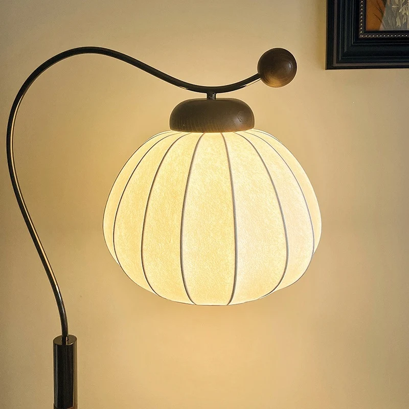 Moderne gebogene Stehlampe mit verstellbarem Schirm