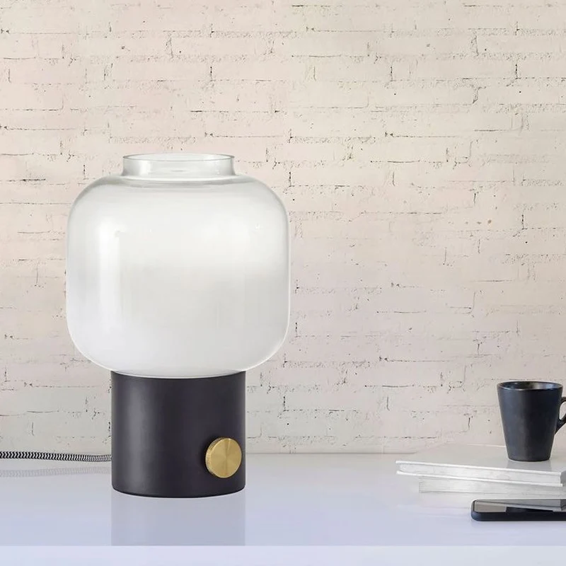 Moderne Glastischlampe mit Messingbasis