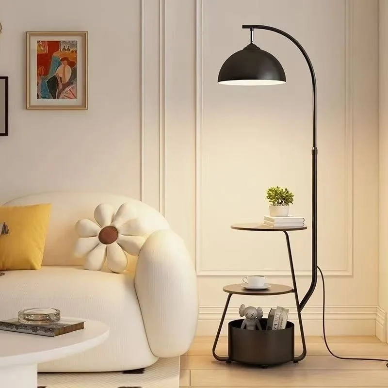Moderne Bogen Stehlampe mit integriertem Beistelltisch