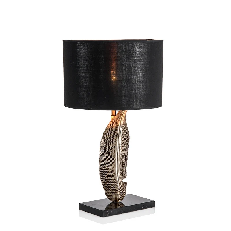 Stehlampe mit modernem Holz- und Metalldesign