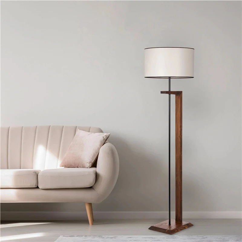 Stehlampe mit modernem Holz- und Metalldesign