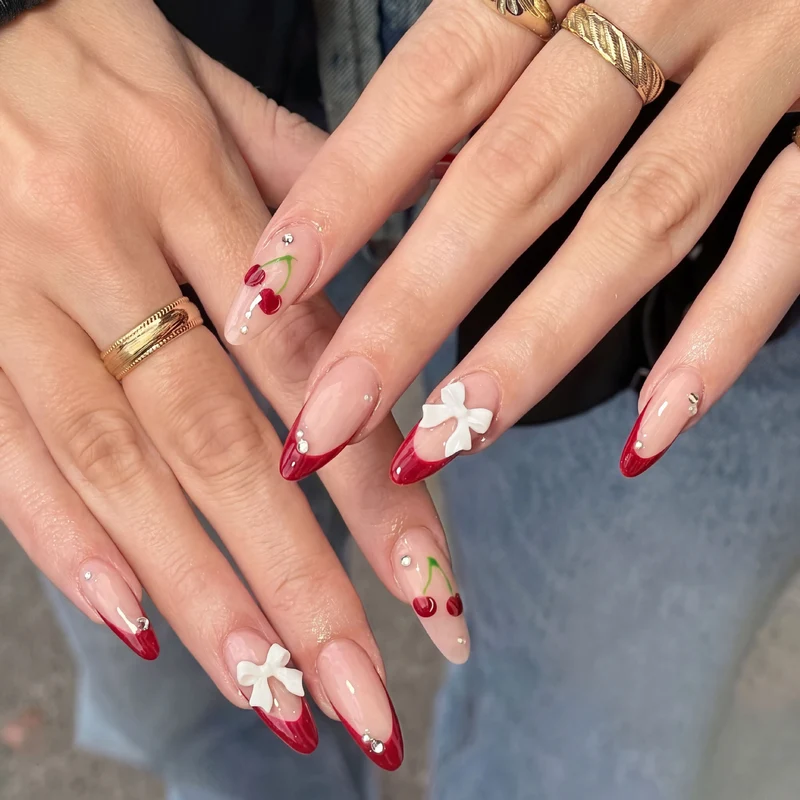 Künstlerisches Kirsch- und Schleifen-Nageldesign