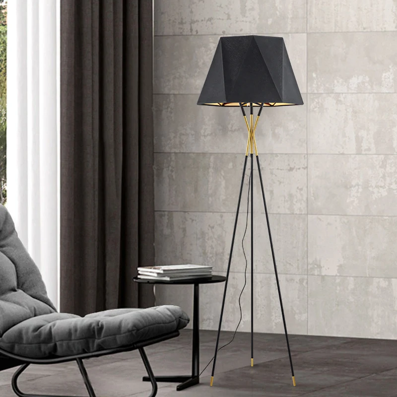 Moderne geometrische Stehlampe mit Dreibeinbasis