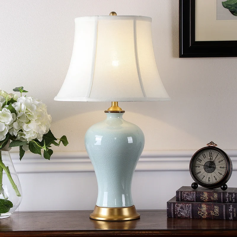 Elegante Keramik Tischlampe mit goldenen Akzenten