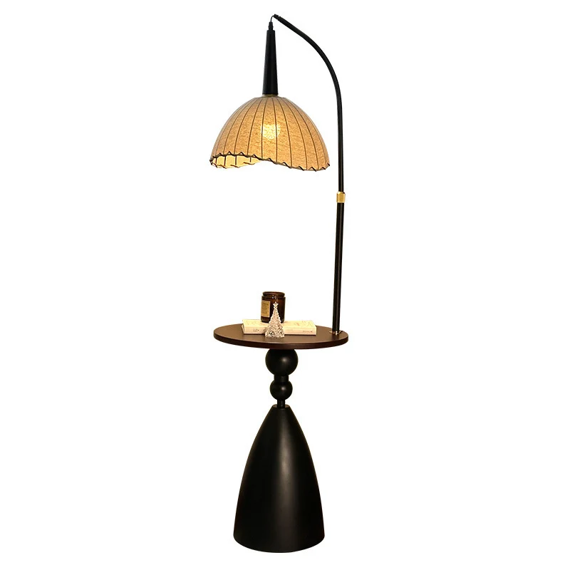 Elegante Bogenstehlampe mit integriertem Beistelltisch