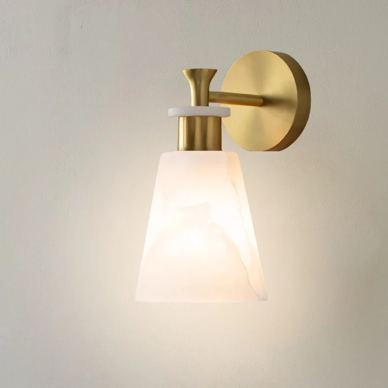Elegante Wandleuchte mit gefrostetem Alabaster-Schirm