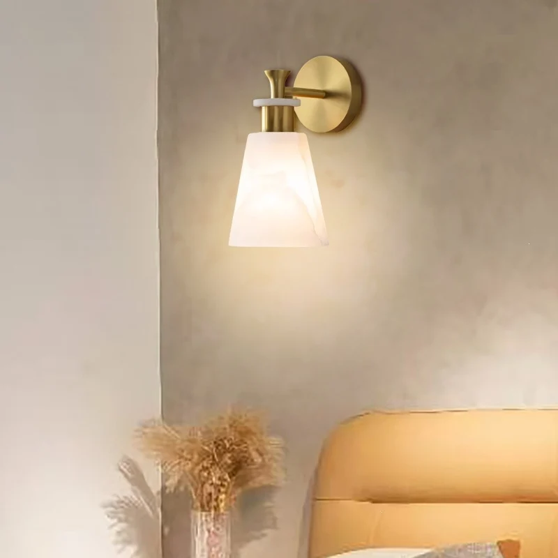 Elegante Wandleuchte mit gefrostetem Alabaster-Schirm