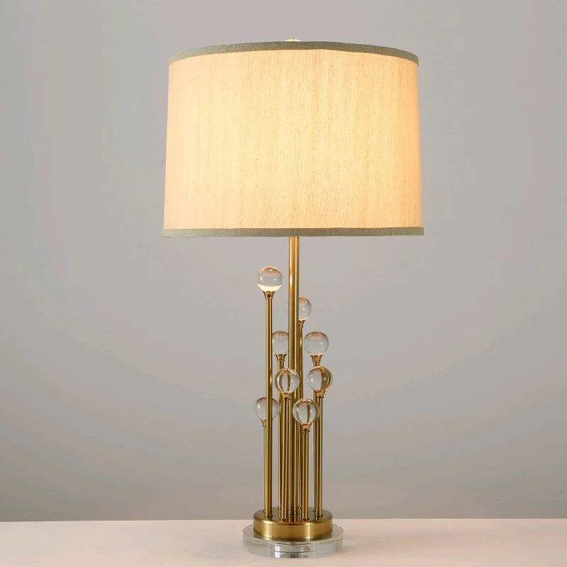 Elegante Tischlampe mit einzigartigem skulpturalem Fuß