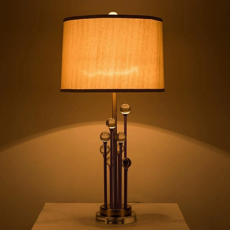 Elegante Tischlampe mit einzigartigem skulpturalem Fuß