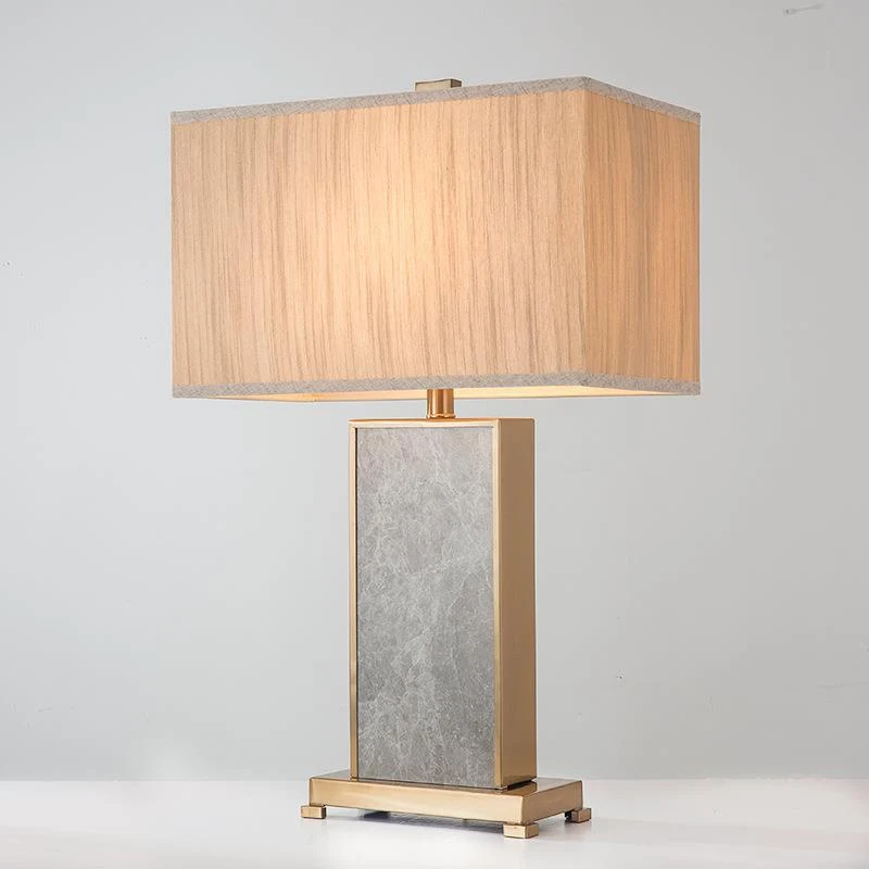 Elegante Tischlampe mit strukturiertem Stoffschirm