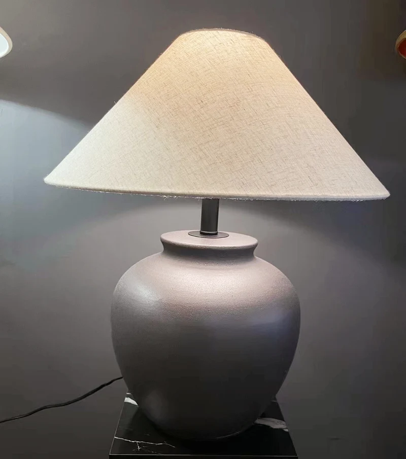 Dekorative Tischlampe mit einzigartigem Keramikfuß