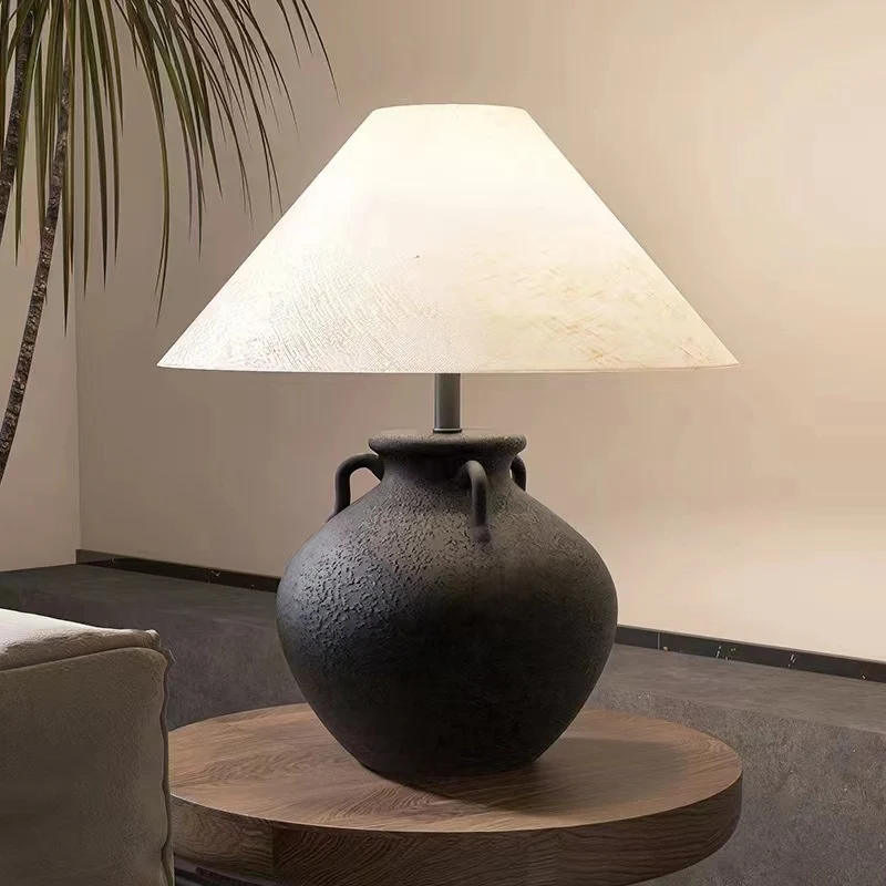 Dekorative Tischlampe mit einzigartigem Keramikfuß