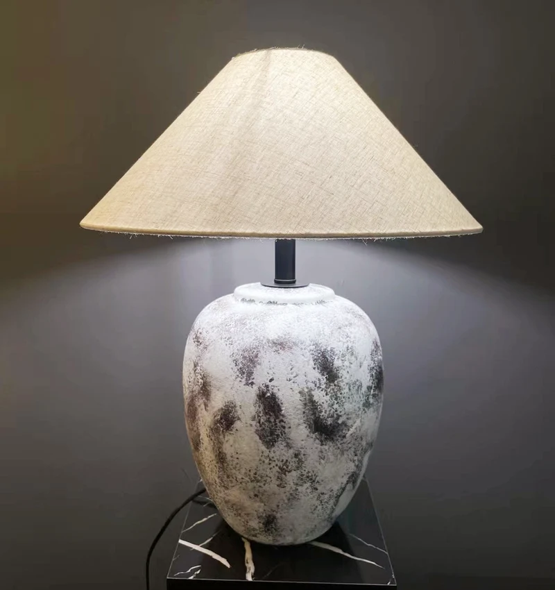 Dekorative Tischlampe mit einzigartigem Keramikfuß