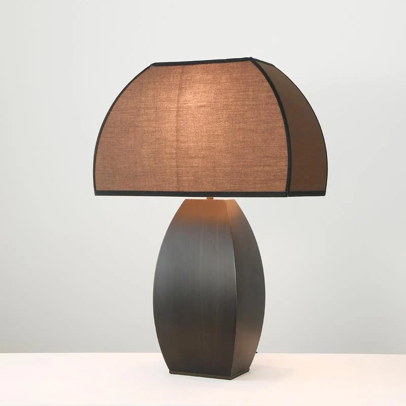 Dekorative Tischlampe mit strukturiertem Schirm