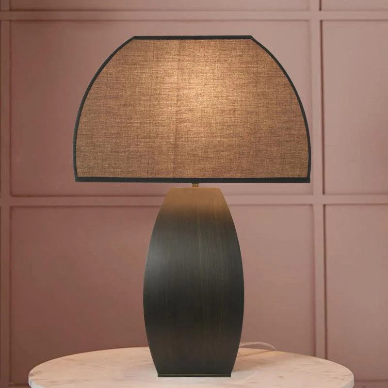 Dekorative Tischlampe mit strukturiertem Schirm