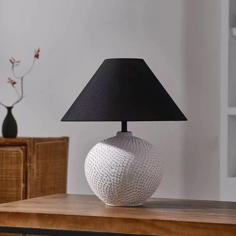 Dekorative Tischlampe mit strukturiertem Sockel