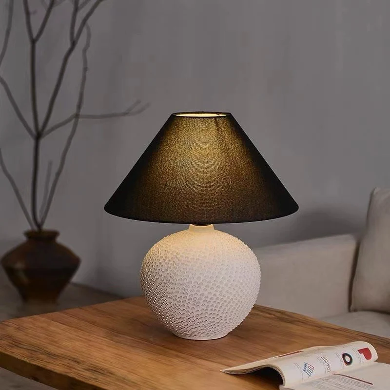 Dekorative Tischlampe mit strukturiertem Sockel