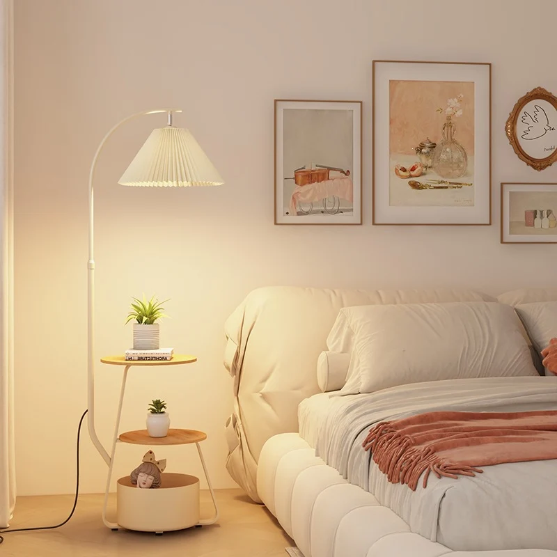 Moderne verstellbare Stehlampe mit integriertem Tisch