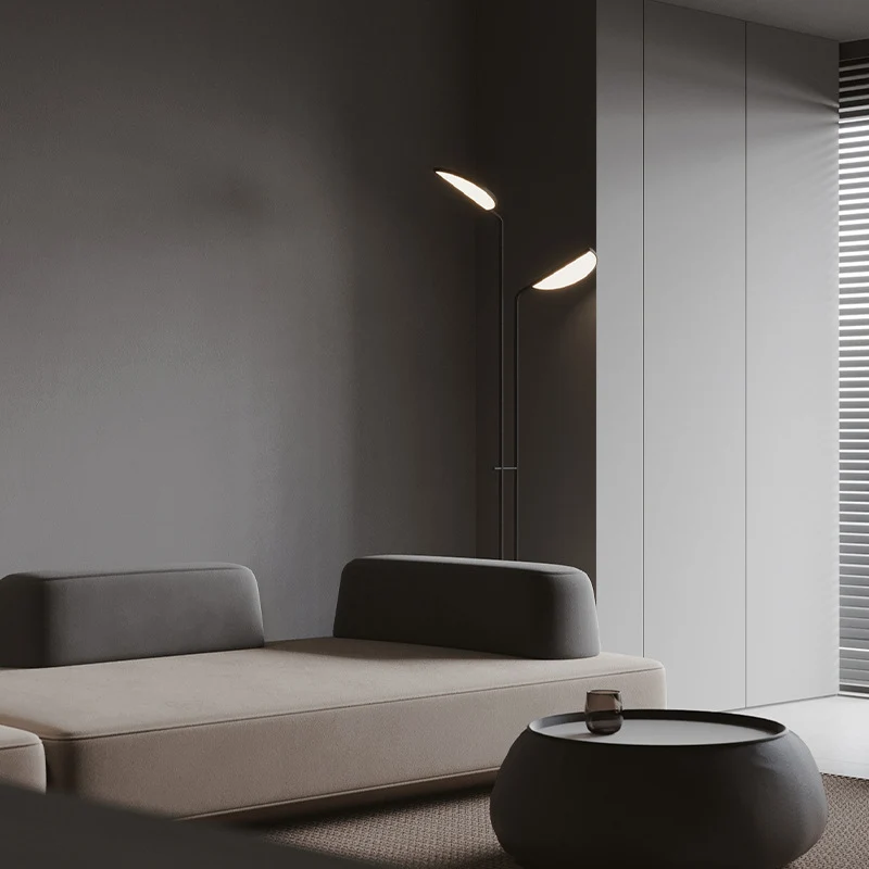 Moderne verstellbare Stehlampe mit doppelten Schirmen