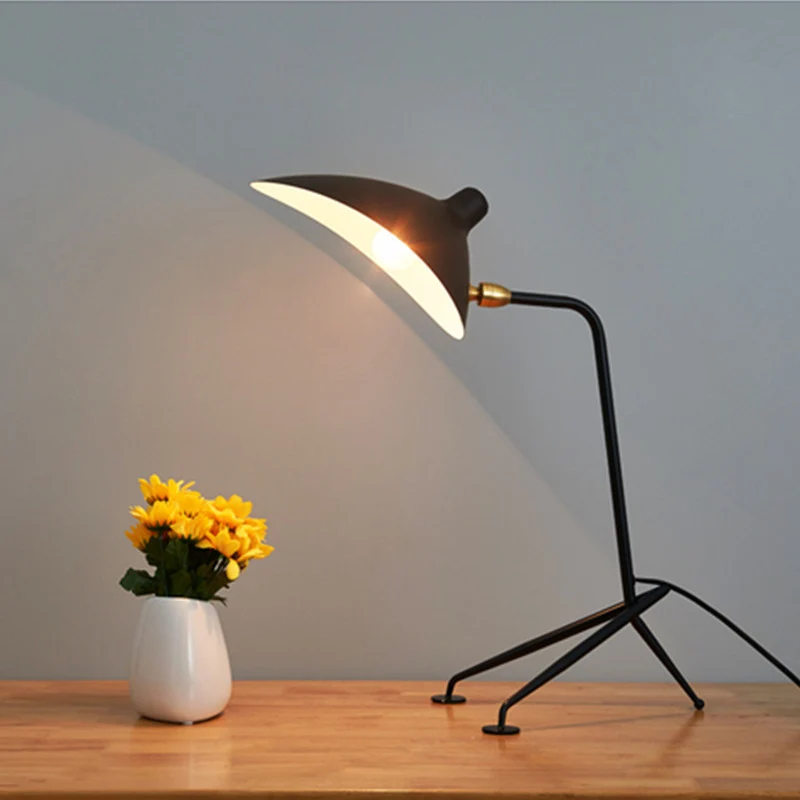 Moderne verstellbare Schreibtischlampe mit minimalistischen Design