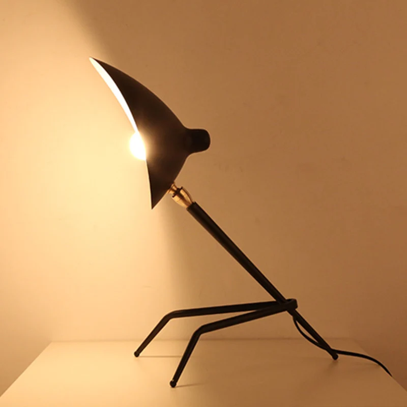 Moderne verstellbare Schreibtischlampe mit minimalistischen Design