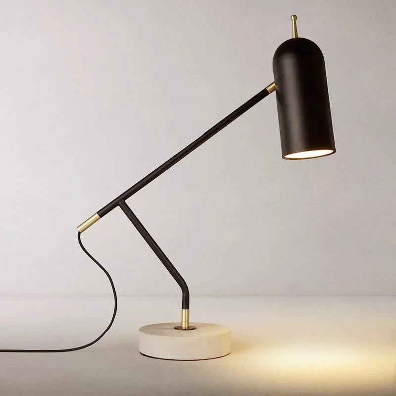 Moderne verstellbare Schreibtischlampe mit Marmorbasis