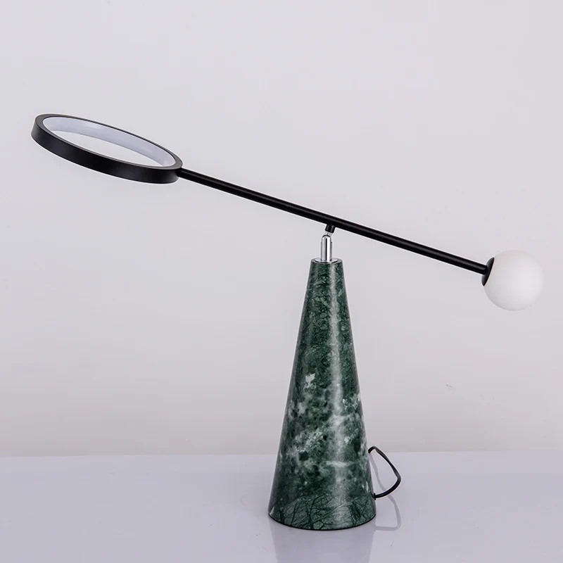 Moderne verstellbare Schreibtischlampe mit geometrischem Sockel