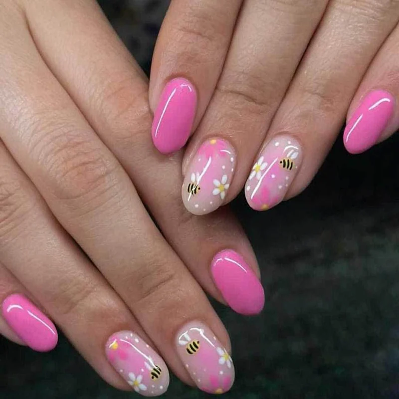 Künstlerische Bienenblumen-Nageldesign
