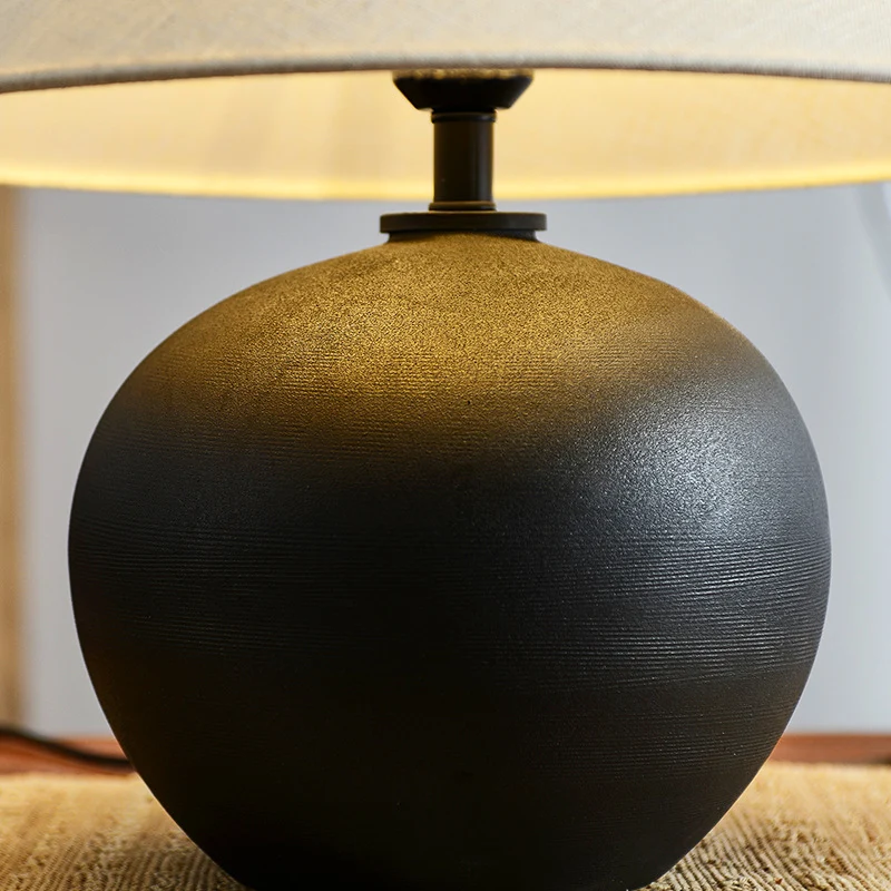 Elegante Tischlampe mit strukturiertem Keramikfuß