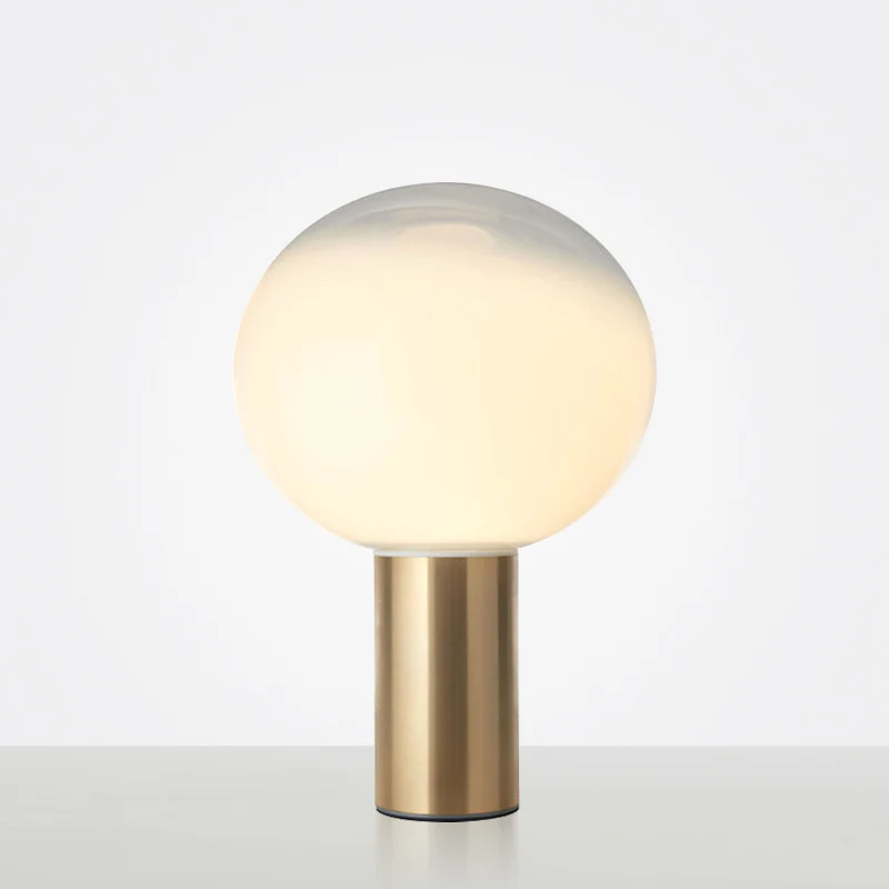 Moderne künstlerische Tischlampe mit schlankem Metallbasis und Globusschirm
