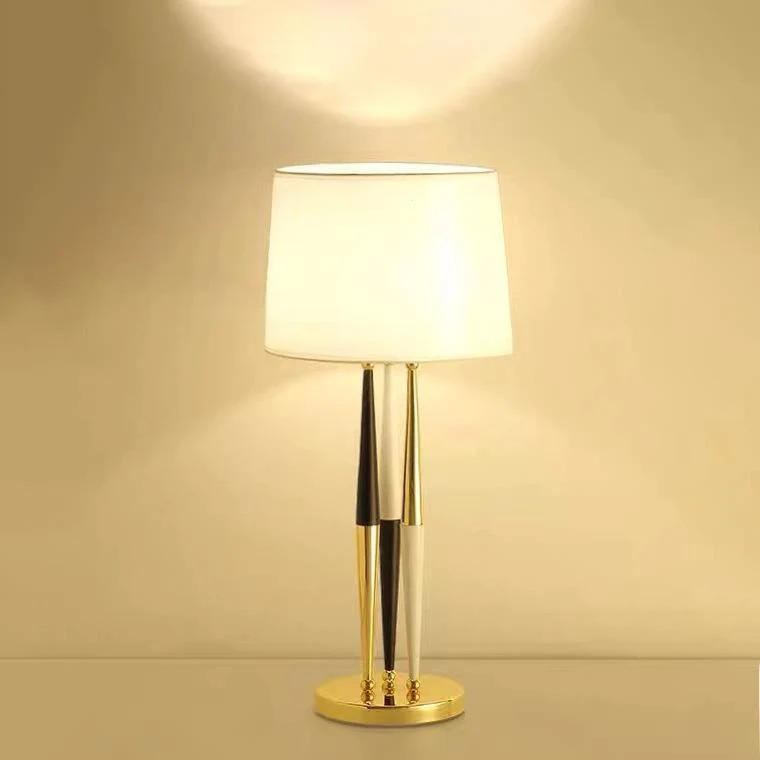 Dekorative Tischlampe mit elegantem geometrischen Design