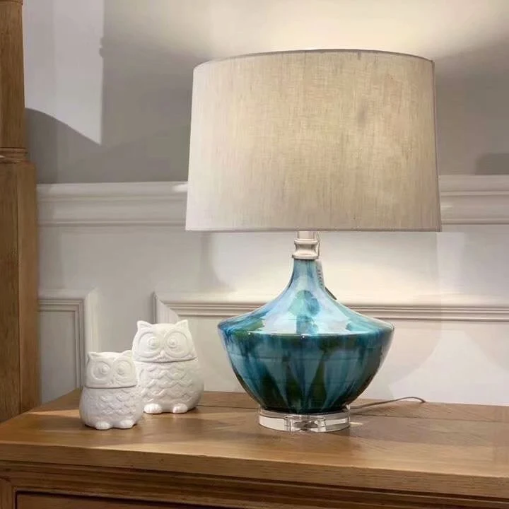 Dekorative Tischlampe mit künstlerischem Glasdesign
