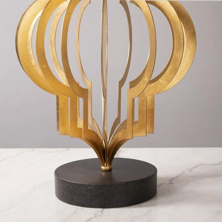 Dekorative Tischlampe mit künstlerischem Design