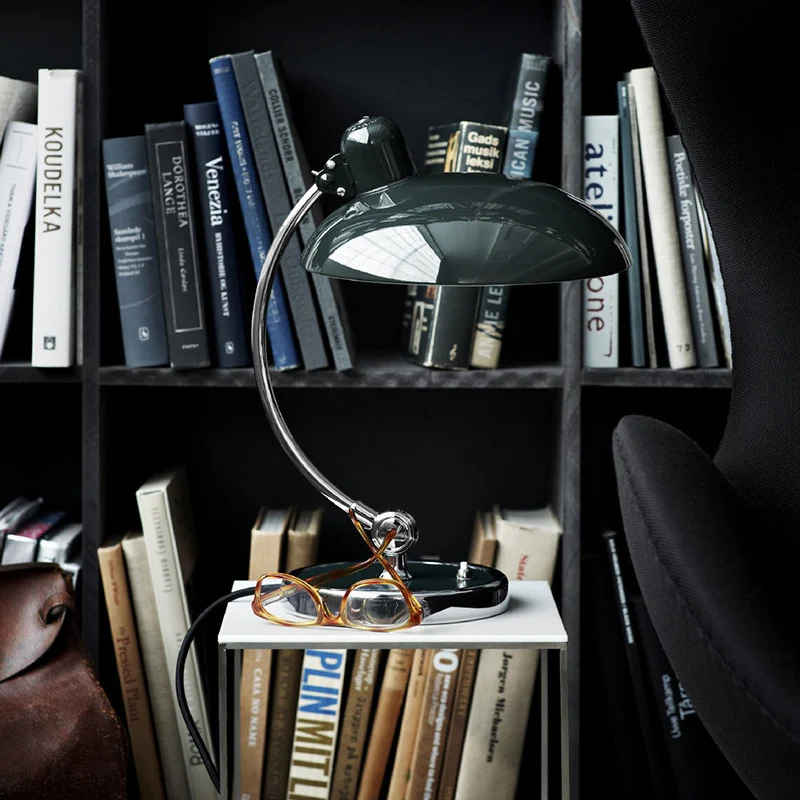 Moderne verstellbare Schreibtischlampe