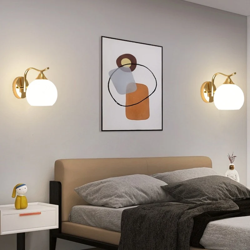 Elegante Wandlampe Globe mit goldener Oberfläche