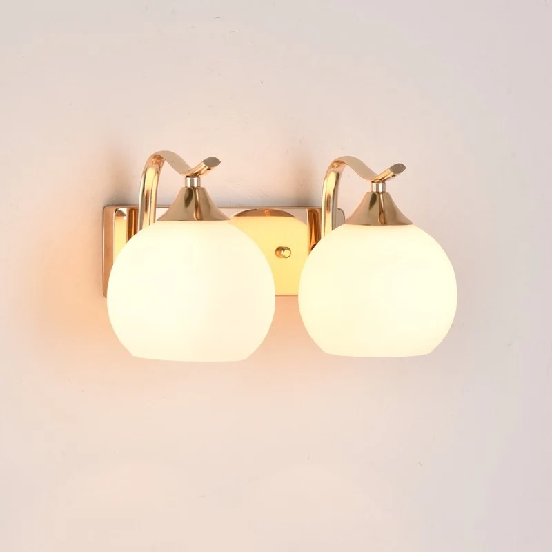 Elegante Wandlampe Globe mit goldener Oberfläche