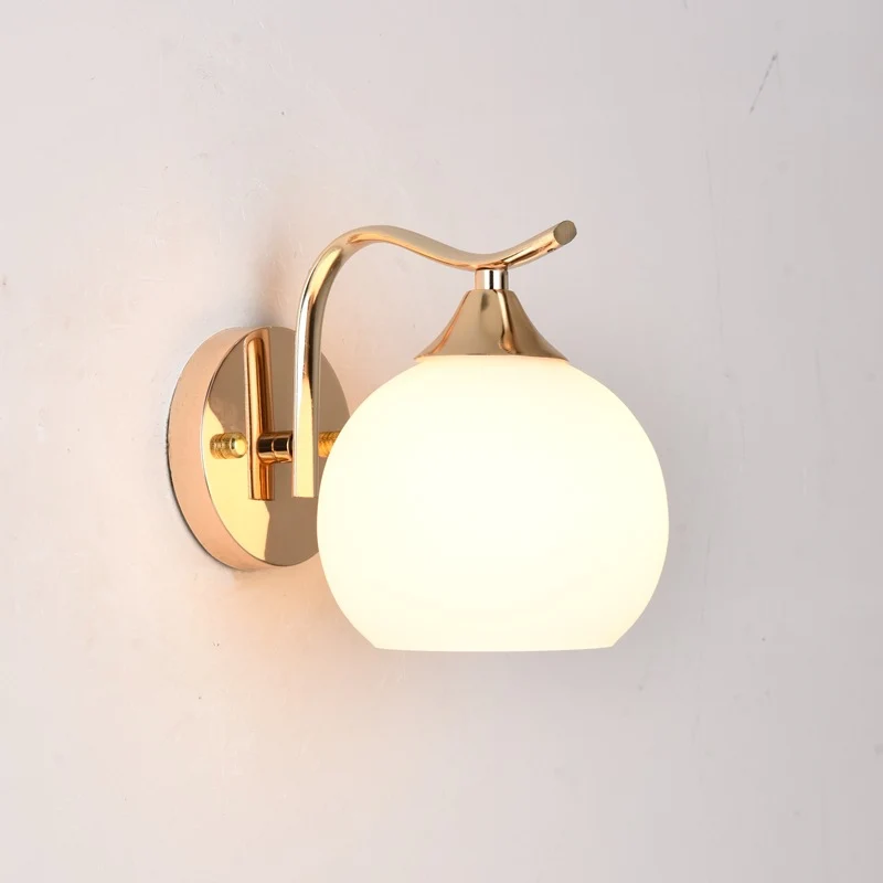 Elegante Wandlampe Globe mit goldener Oberfläche
