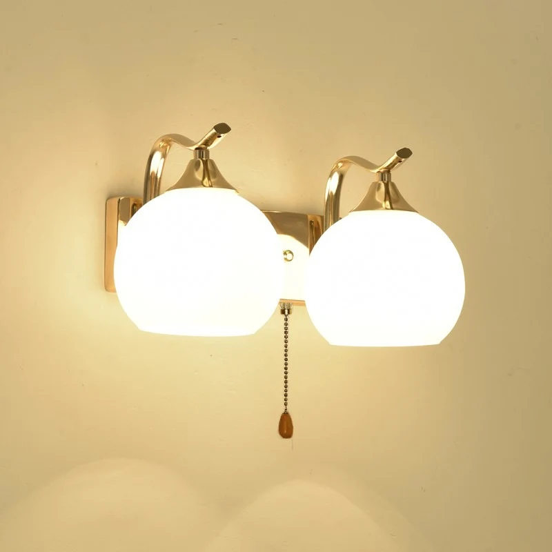 Elegante Wandlampe Globe mit goldener Oberfläche