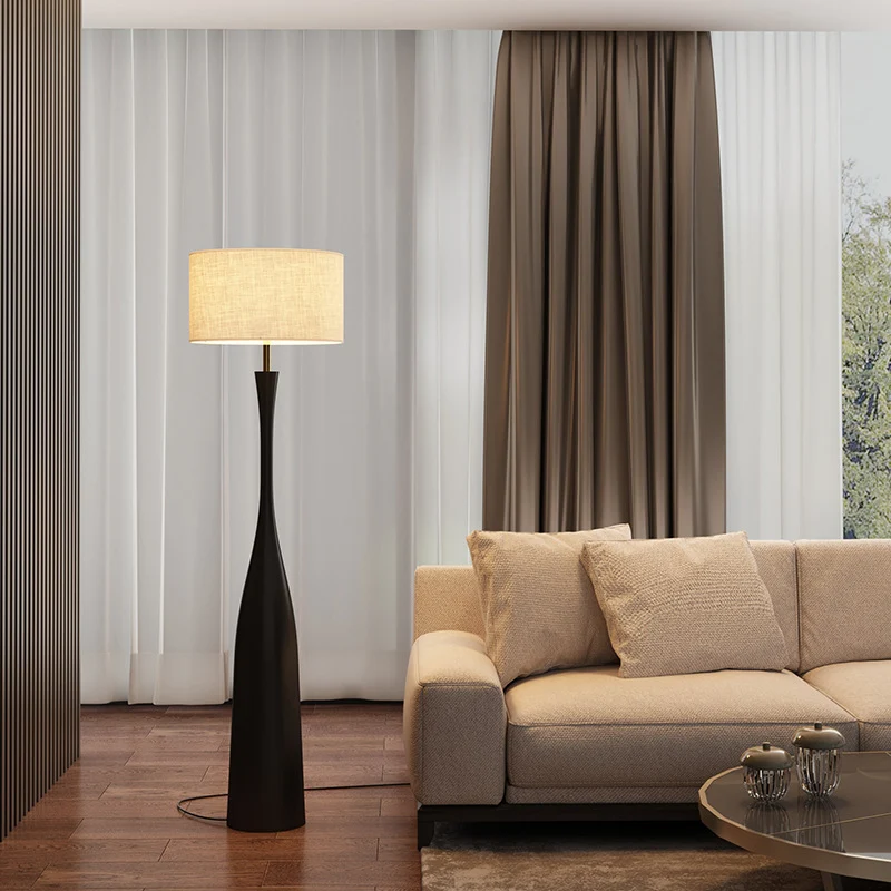 Elegante Skulpturale Holzstehlampe
