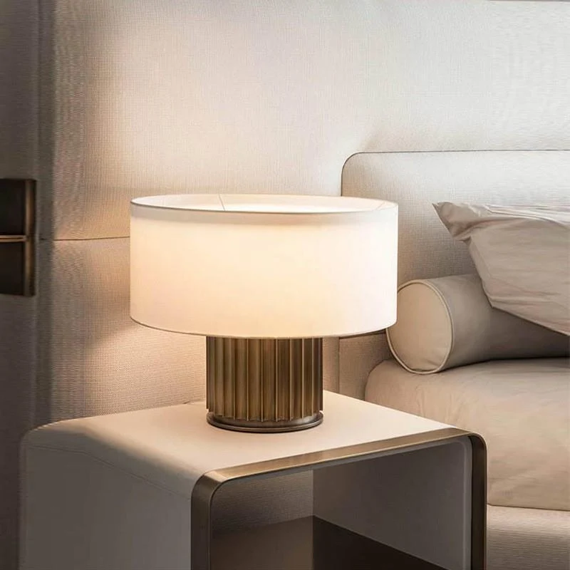 Elegante Tischlampe mit rundem Schirm