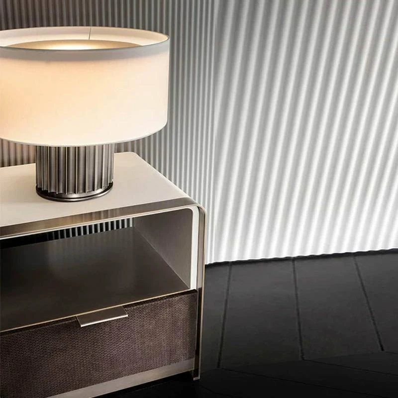 Elegante Tischlampe mit rundem Schirm