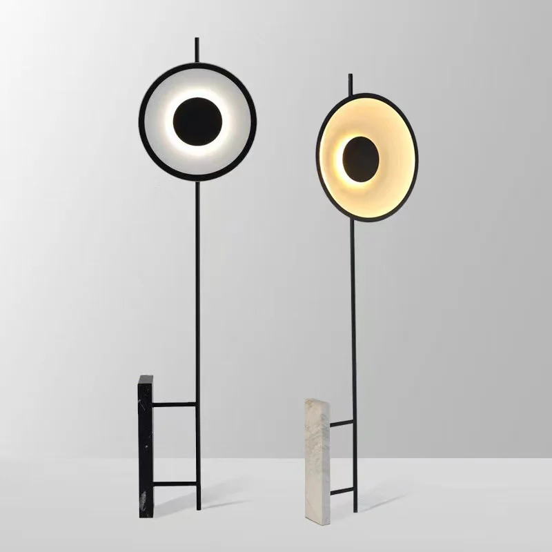 Minimalistische skulpturale Stehlampe mit Marmorsockel